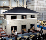 世界初の実大振動実験風景